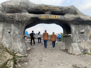 Batu Alien: misteri alam di Gunung Merapi. Saksikan guratan unik wajah manusia dan singa pada batu besar ini. Jelajahi keajaiban dengan Lavatour kami!