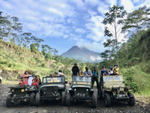 Rasakan sensasi seru Manuver Air Kalikuning dalam Lava Tour Merapi. Nikmati trek air mendebarkan dengan jeep, basah-basahan penuh adrenalin. Pengalaman off-road unik di lereng Merapi.